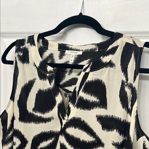 Maurices Black and Cream Sleeveless Graphic Blouse